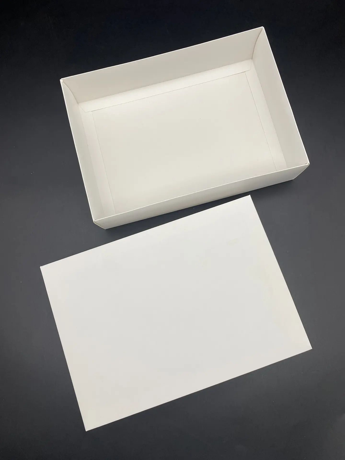 Коробка без окна белая 21*15*5см